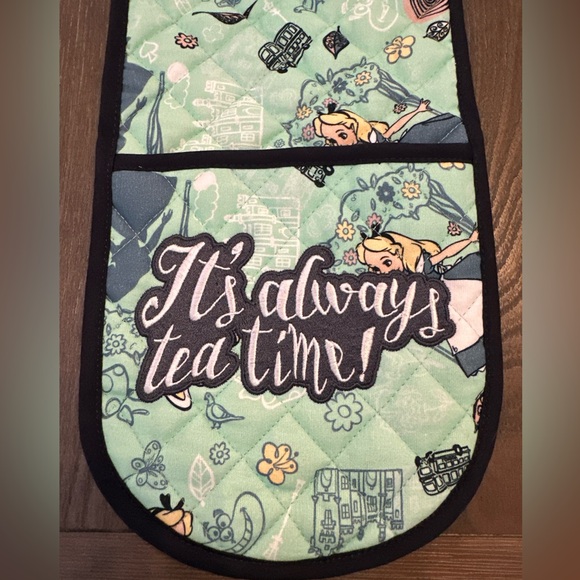 Disney Parks EPCOT United Kingdom Alice In Wonderland Double Potholder - Picture 2 of 9